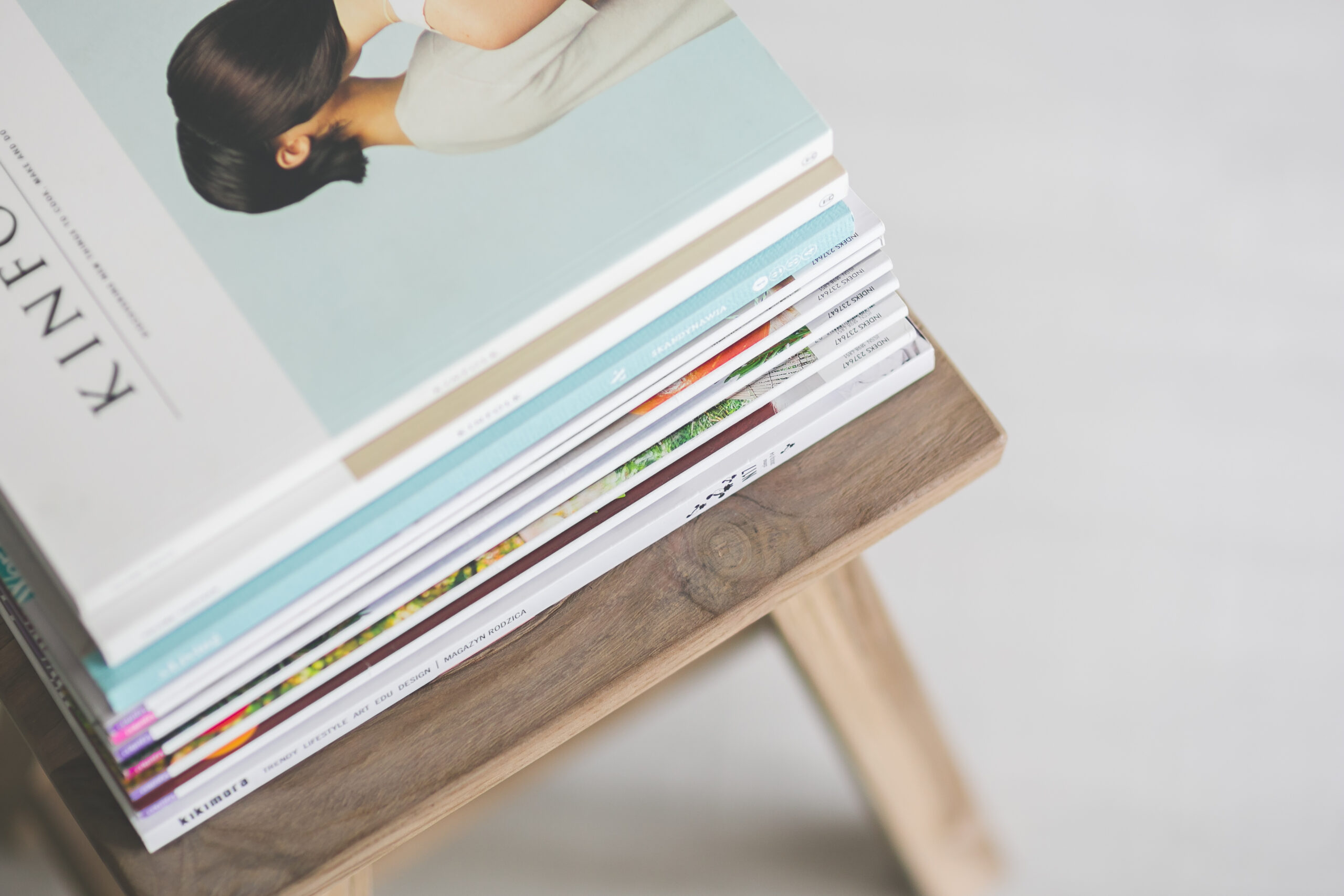 magazines-wooden-chair